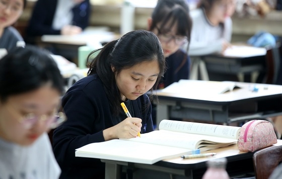 고3 절반 이상, “수능 절대평가서 중위권 학생 가장 유리할 것”