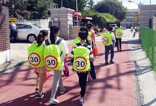 [청주] 서원초, 등하굣길 지키는 가방 '안전덮개' 자체 제작·배포