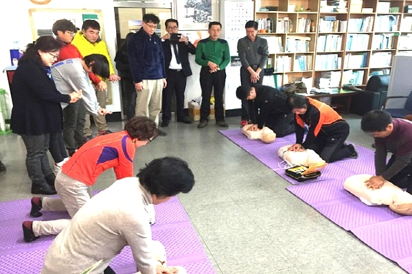 아기 목에 떡이 걸리면, 응급처치 ‘하임리히법’이란?