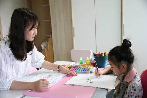 대학생 선생님이 아이와 놀며 공감…정서 안정·학습 효과 두 마리 잡아