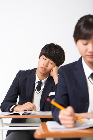고교생 10명 중 4명, 하루 6시간도 못 잔다