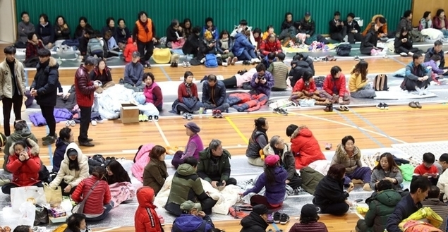 15일 오후 포항시 흥해읍사무소 인근 체육관에 주민들이 지진을 피해 대피해 있다.