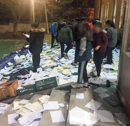 수능이 연기된 15일 경기 남양주 인근 한 기숙학원에서 수험생들이 버렸던 참고서·문제집 등을 다시 찾아가고 있다. /독자 제공