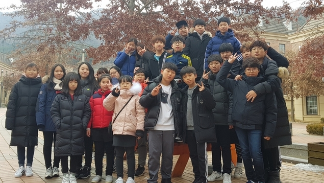 체인지업 캠퍼스 야외에서 단체사진을 찍었다.