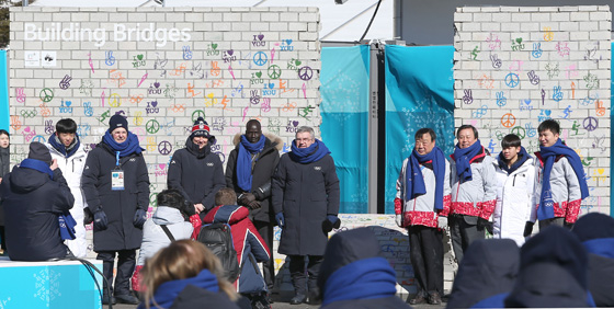 ‘평화올림픽 약속’…올림픽 휴전벽 제막식