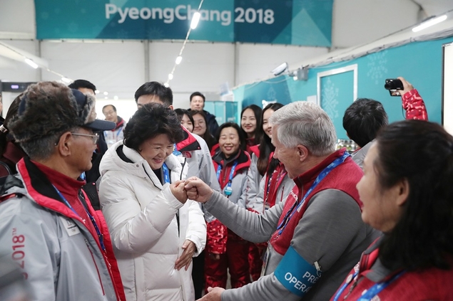 김정숙 여사, 평창동계올림픽 자원봉사자 격려