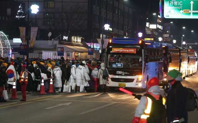 평창동계올림픽 개막식이 끝나고 대관령환승주차장으로 이동하려는 관중들