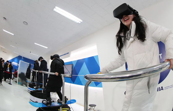 시민들이 평창올림픽플라자에서 모바일 기기를 이용한 가상현실(VR) 체험을 즐기고 있다. (사진 = 평창동계올림픽조직위원회)