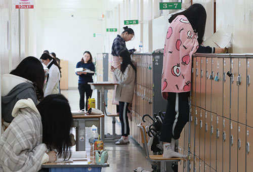 요즘 수험생 어떻게 생활할까… 취침 시간 ‘새벽 1시 이후’, 스마트폰은 \'1시간 이내\'로 사용