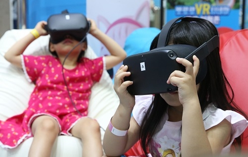 [어떻게 생각하십니까] 교육부, 초등학교 VR 제한했는데…