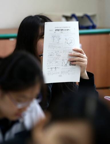 50만명대 무너진 수능 응시자 수에, 2~4등급대 수험생이 ‘피본다’?