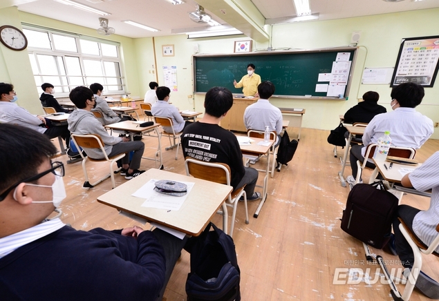 고3 재학생, N수생보다 불리? 팬데믹 시대, 새로운 \'입시\' 접근 필요하다