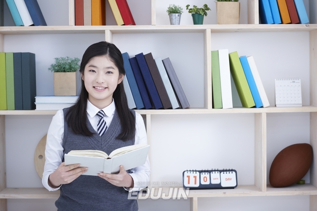 어릴 적 기른 \'독서 습관\'이 대학 진학 결정한다