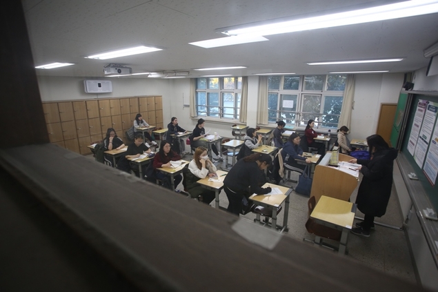 코로나19 확산에 피어오르는 ‘수능’ 연기론…정부도 가능성 열어놔