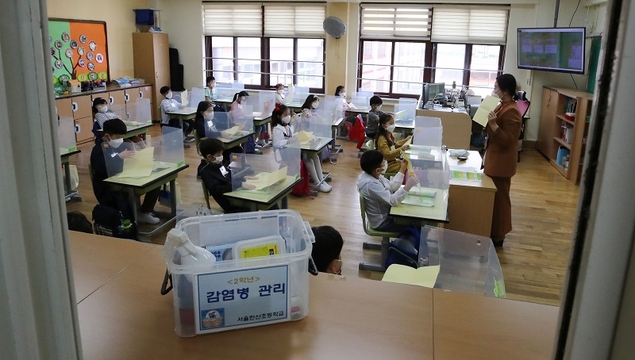 오늘부터 등교 인원 3분의 2로 완화…일부 학교 ‘전면 등교’