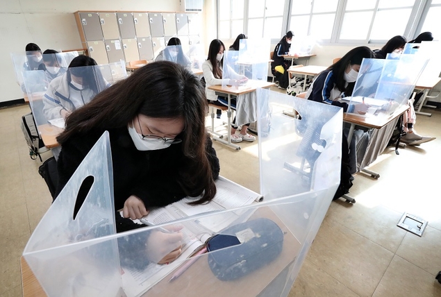 수능 다음날 서울 중고등학교 휴업 권고…교사들 “환영”