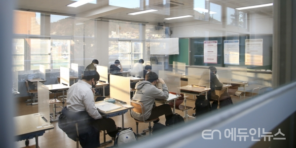 수능 결시율 13.2% 역대 최고...확진 수험생 45명·자가격리 456명