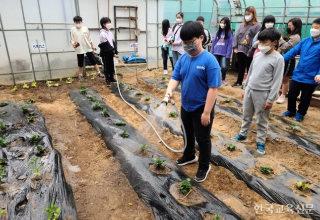 도시농부 체험, 학교 텃밭 가꾸기로 마음을 나누어요.
